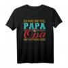 Ich habe zwei Titel Papa und Opa und ich rocke beide T-Shirt – Klassisch geschnitten, doppelt genähter Saum, ideales Geschenk für stolze Großväter und Väter
