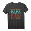 Ich habe zwei Titel Papa und Opa und ich rocke beide T-Shirt – Klassisch geschnitten, doppelt genähter Saum, ideales Geschenk für stolze Großväter und Väter