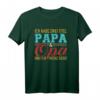 Ich habe zwei Titel Papa und Opa und ich rocke beide T-Shirt – Klassisch geschnitten, doppelt genähter Saum, ideales Geschenk für stolze Großväter und Väter
