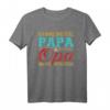 Ich habe zwei Titel Papa und Opa und ich rocke beide T-Shirt – Klassisch geschnitten, doppelt genähter Saum, ideales Geschenk für stolze Großväter und Väter
