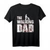 The Walking Dad Herren T-Shirt - Lustiges Vatertag, Geburtstag & Baby Shower Geschenk für Väter, Opas & werdende Papas im Serienstyle