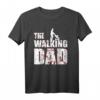The Walking Dad Herren T-Shirt - Lustiges Vatertag, Geburtstag & Baby Shower Geschenk für Väter, Opas & werdende Papas im Serienstyle