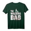 The Walking Dad Herren T-Shirt - Lustiges Vatertag, Geburtstag & Baby Shower Geschenk für Väter, Opas & werdende Papas im Serienstyle