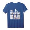 The Walking Dad Herren T-Shirt - Lustiges Vatertag, Geburtstag & Baby Shower Geschenk für Väter, Opas & werdende Papas im Serienstyle