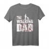 The Walking Dad Herren T-Shirt - Lustiges Vatertag, Geburtstag & Baby Shower Geschenk für Väter, Opas & werdende Papas im Serienstyle