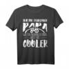 Traktor fahrender Papa T-Shirt – Lustiges Landwirt Papa Design für Väter mit Traktor in der Scheune