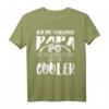 Traktor fahrender Papa T-Shirt – Lustiges Landwirt Papa Design für Väter mit Traktor in der Scheune