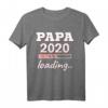 Papa Loading 2020 T-Shirt – Witziges Geschenk für werdende Väter, Schwangerschaft & Babyankündigung