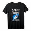 Daddy Shark T-Shirt – Lustiges Geschenk für Papa, Mann zu Geburtstag & Weihnachten, klassisch geschnitten