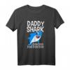 Daddy Shark T-Shirt – Lustiges Geschenk für Papa, Mann zu Geburtstag & Weihnachten, klassisch geschnitten