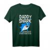 Daddy Shark T-Shirt – Lustiges Geschenk für Papa, Mann zu Geburtstag & Weihnachten, klassisch geschnitten