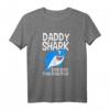 Daddy Shark T-Shirt – Lustiges Geschenk für Papa, Mann zu Geburtstag & Weihnachten, klassisch geschnitten