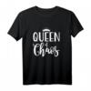 Queen of Chaos – Humorvolles Muttertag Mom Geschenk T-Shirt für Mütter, Oma & Stiefmütter | Lustiges Familien-Mutter Design