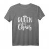 Queen of Chaos – Humorvolles Muttertag Mom Geschenk T-Shirt für Mütter, Oma & Stiefmütter | Lustiges Familien-Mutter Design