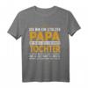 Herren Geschenkidee für Papa von der Tochter T-Shirt – Lustiges Geschenk mit witzigem Spruch für Geburtstag, Weihnachten oder jeden Anlass
