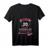 Lustiges Damen T-Shirt zum 20. Geburtstag - 'Endlich 20, ich kann alles, ich weiß alles - ähm Mama?' V-Ausschnitt Geschenk für Töchter & Feierdeko