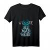 Lustiges Katzen T-Shirt 'We are all mad here' mit V-Ausschnitt – Perfekt für Halloween, Weihnachten & als Geschenk für Katzenliebhaber