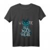 Lustiges Katzen T-Shirt 'We are all mad here' mit V-Ausschnitt – Perfekt für Halloween, Weihnachten & als Geschenk für Katzenliebhaber