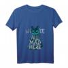 Lustiges Katzen T-Shirt 'We are all mad here' mit V-Ausschnitt – Perfekt für Halloween, Weihnachten & als Geschenk für Katzenliebhaber