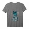 Lustiges Katzen T-Shirt 'We are all mad here' mit V-Ausschnitt – Perfekt für Halloween, Weihnachten & als Geschenk für Katzenliebhaber
