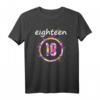 18 Jahre Geburtstag Grafik T-Shirt für Tochter, Schwester & Freundin – Unvergessliches Erinnerungsstück mit Sekt, High Heels & 18er Zahl
