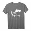 Kinder Born Together Shirt für Zwillinge - Partnerlook T-Shirt für Geschwister, Freunde & Geburtstagsgeschenke