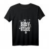 Damen Baby Inside T-Shirt mit V-Ausschnitt – Süßes Schwangerschafts-Design, perfektes Geschenk für werdende Mütter zu Weihnachten und Geburtstag