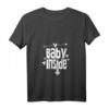 Damen Baby Inside T-Shirt mit V-Ausschnitt – Süßes Schwangerschafts-Design, perfektes Geschenk für werdende Mütter zu Weihnachten und Geburtstag
