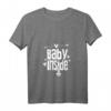 Damen Baby Inside T-Shirt mit V-Ausschnitt – Süßes Schwangerschafts-Design, perfektes Geschenk für werdende Mütter zu Weihnachten und Geburtstag